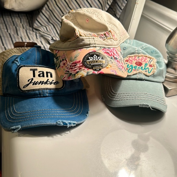 3 hats - Picture 1 of 4